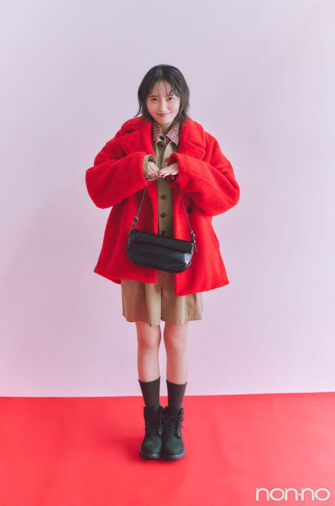 真っ赤なチェスターコートを着た遠藤さくらの全身