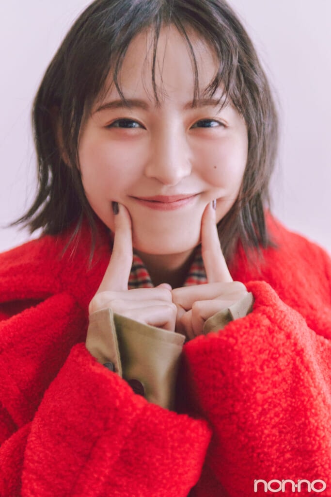 真っ赤なチェスターコートを着て笑う遠藤さくら