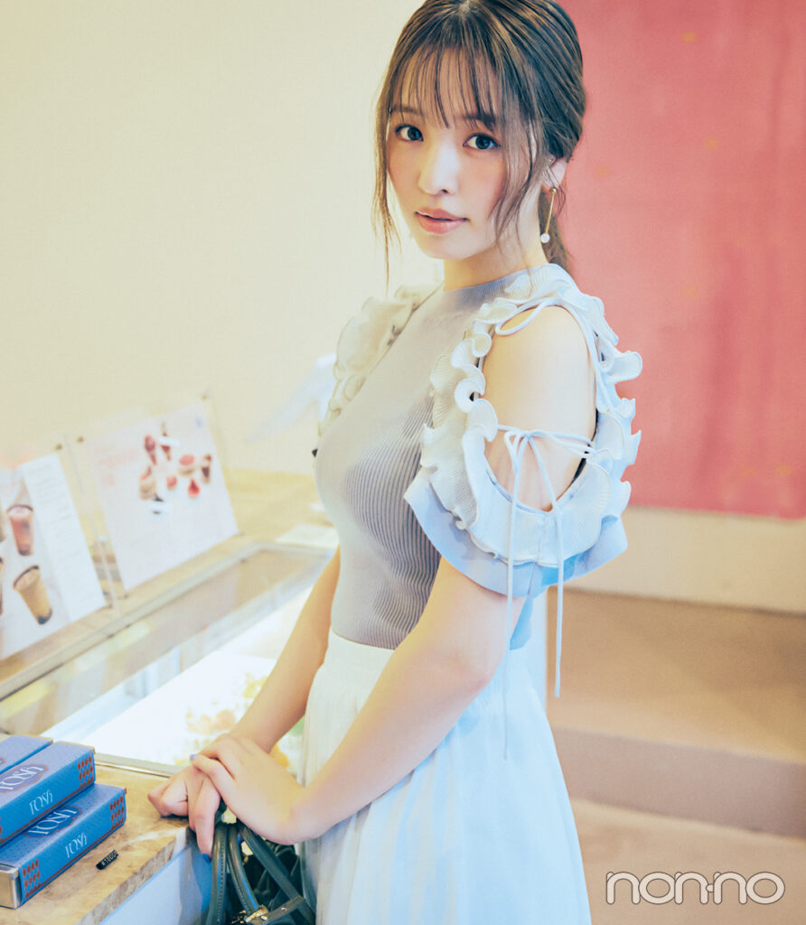 【SNIDEL】ラベンダー×ホワイト配色の肩出しフリルを使ったコーデ