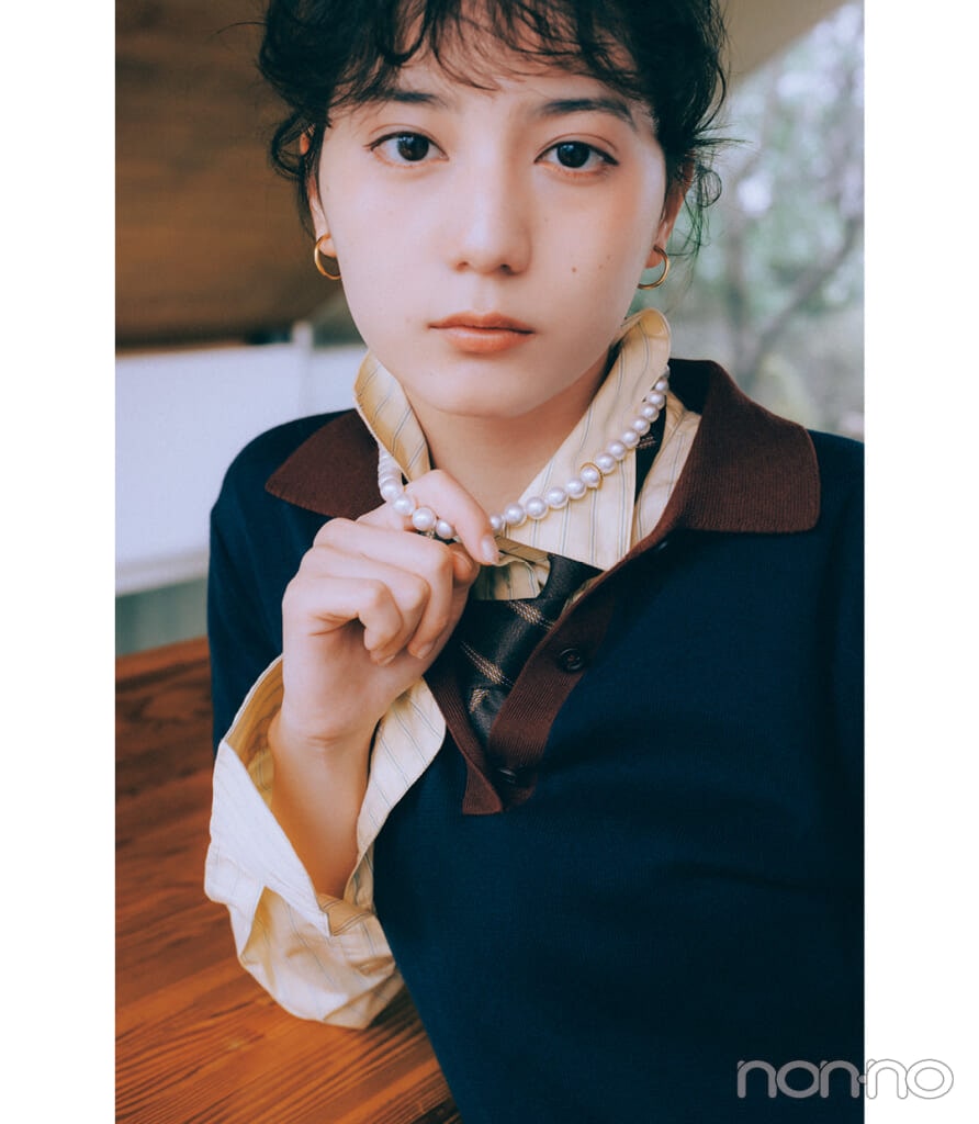 小坂菜緒×パールネックレスのおしゃれな付け方　ハンサムな衿＆ネクタイと
