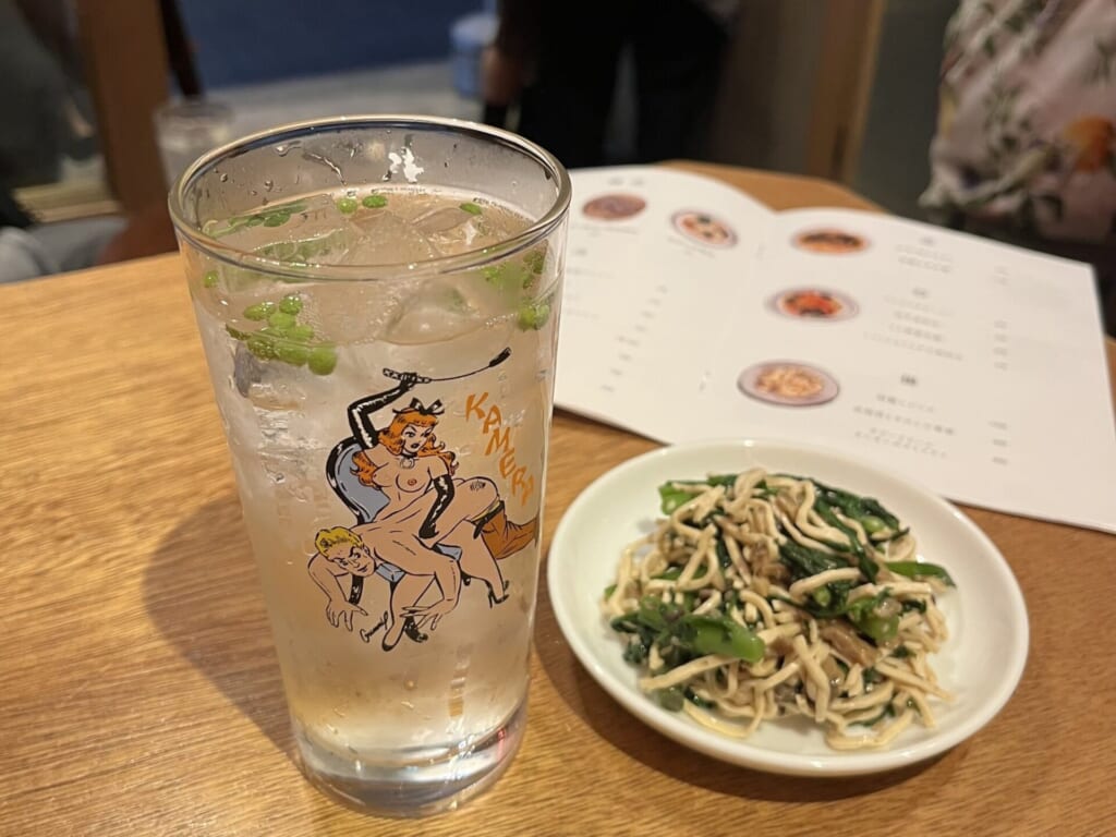 舌がじんわり痺れる山椒サワーと干し豆腐と春菊のナムル