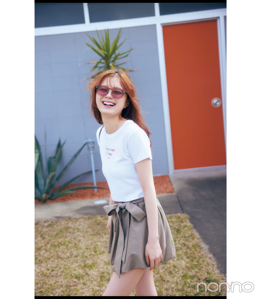 紺野彩夏のトレンドちびTシャツコーデ　白T