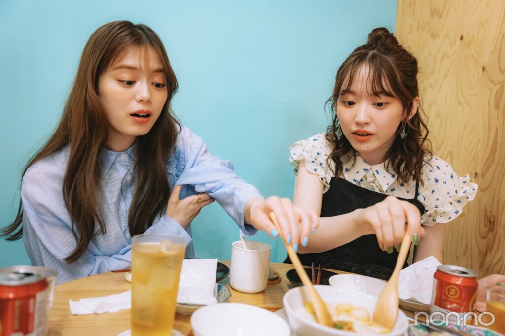 お皿に入ったスープをかき混ぜる紺野彩夏と村上なずな