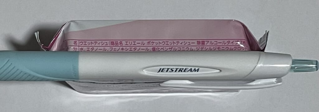 大王製紙株式会社 エリエール『エリエール ポケットウエットティシュー 除菌アルコールタイプ』側面とペンの比較