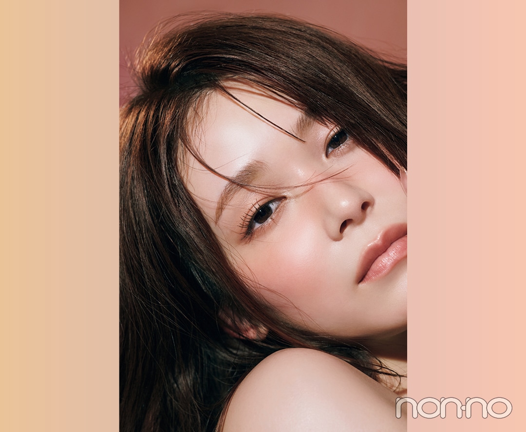 エトヴォス ミネラルマルチパウダー フレッシュベリーとネクターベージュを付けた久間田琳加メイク