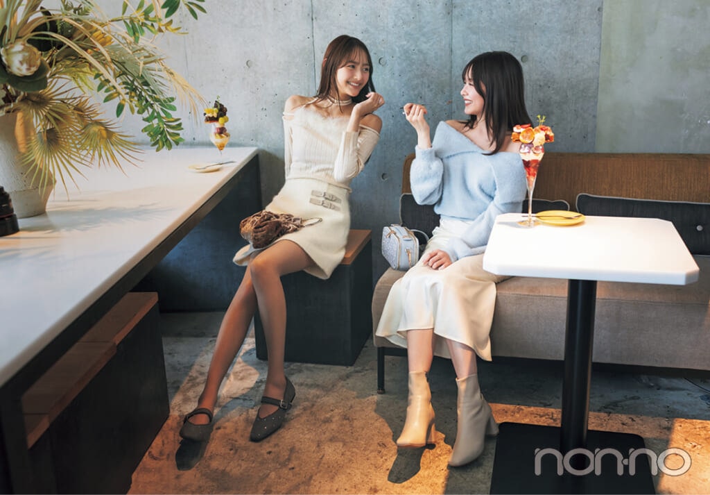 加藤栞と久間田琳加の夜カフェに行く時のオフショルコーデ