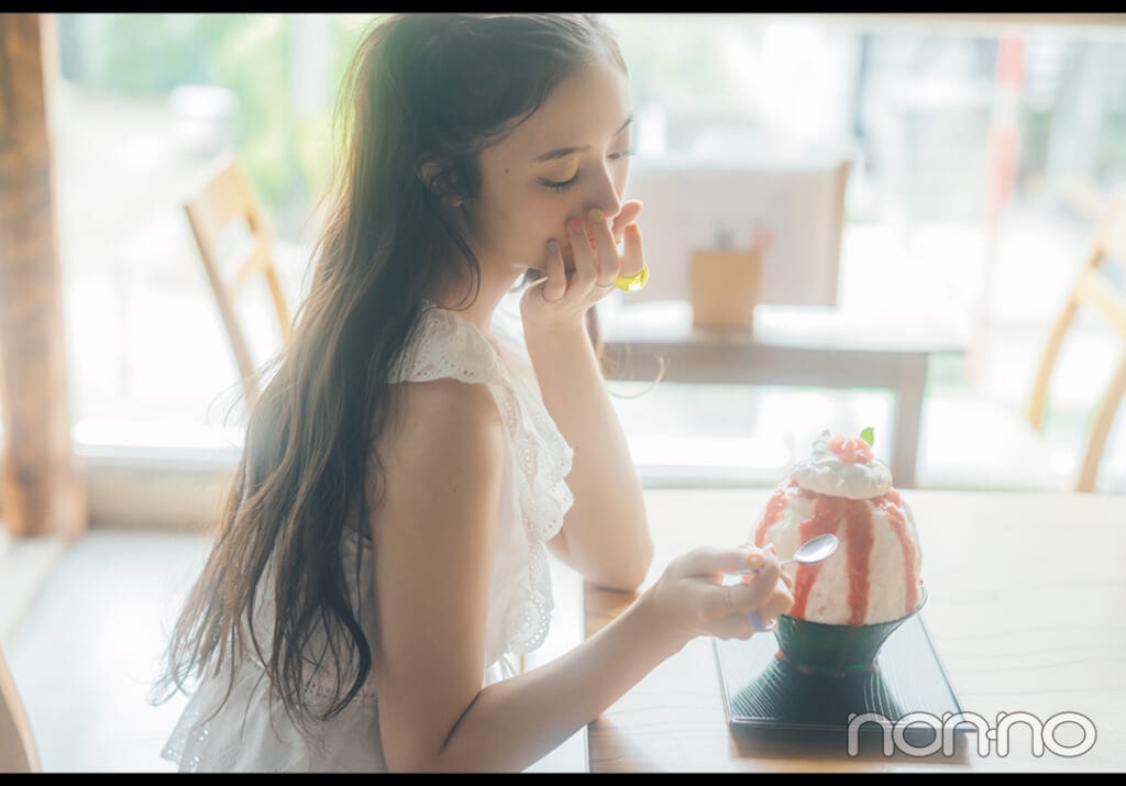 フォトジェニックな写真を撮るアイディア2 かき氷と手元の寄りはカラーネイルとガラスリングで2