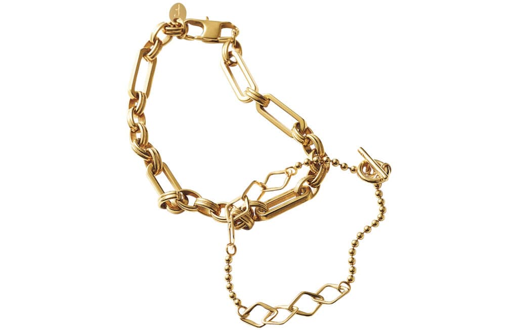 白Tシャツに合うゴールドブレスレット