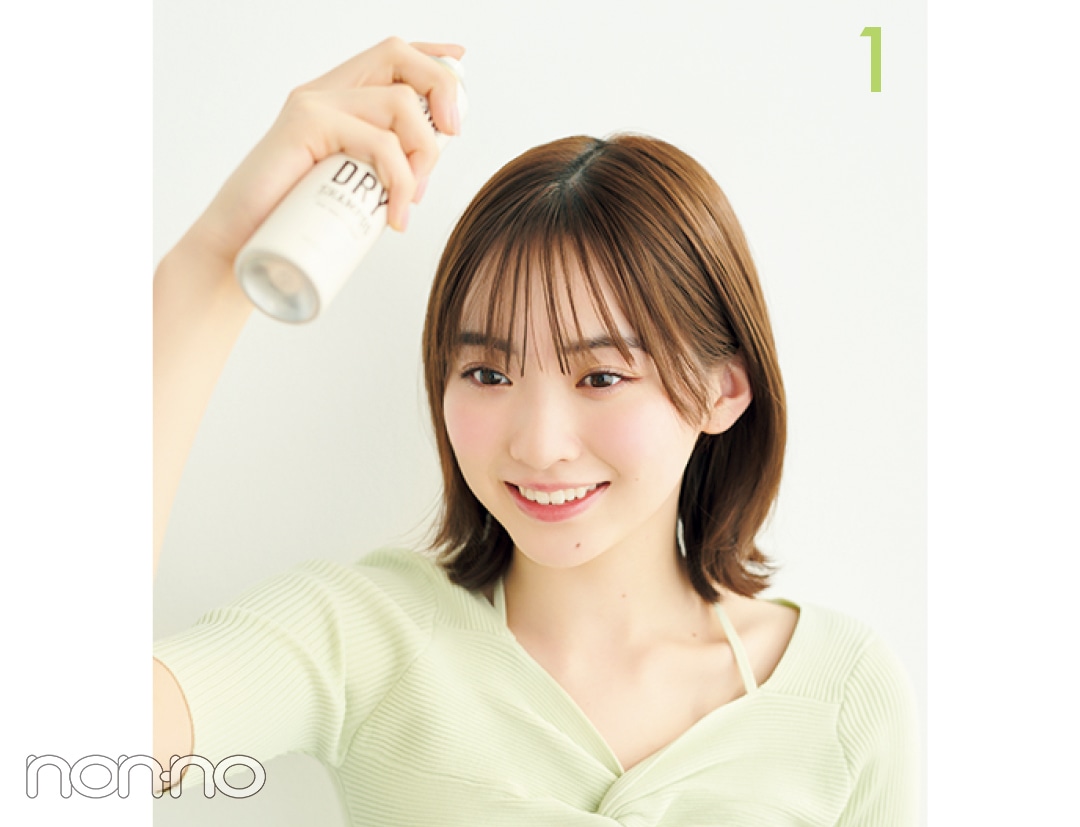 前髪にヘアスプレーをつける女性