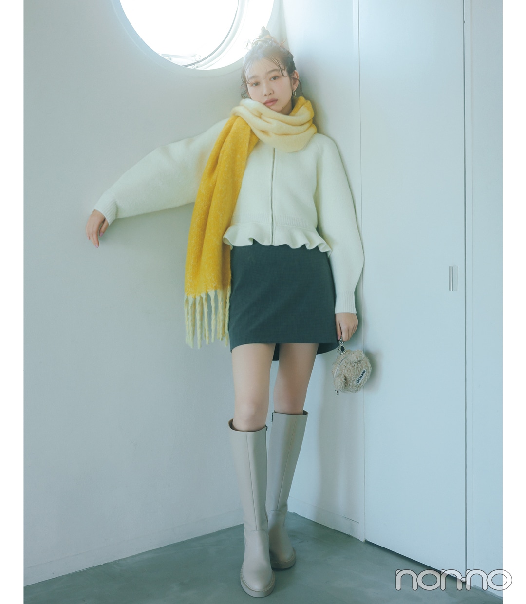 【春コーデ】グレーのミニスカ×白ニット×ロングブーツ