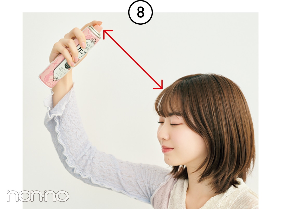 ケープの遠い位置から全体につけている女性