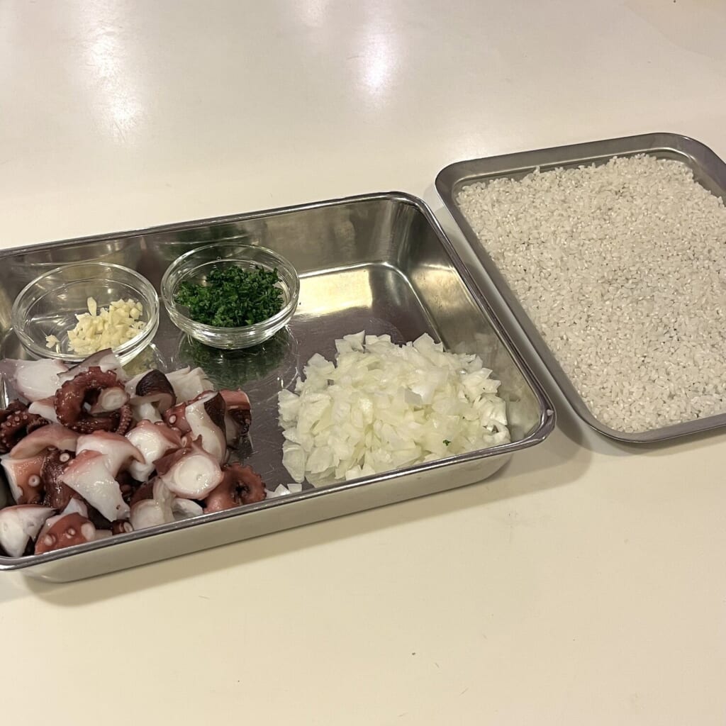 タコのリゾットを作るための下ごしらえ