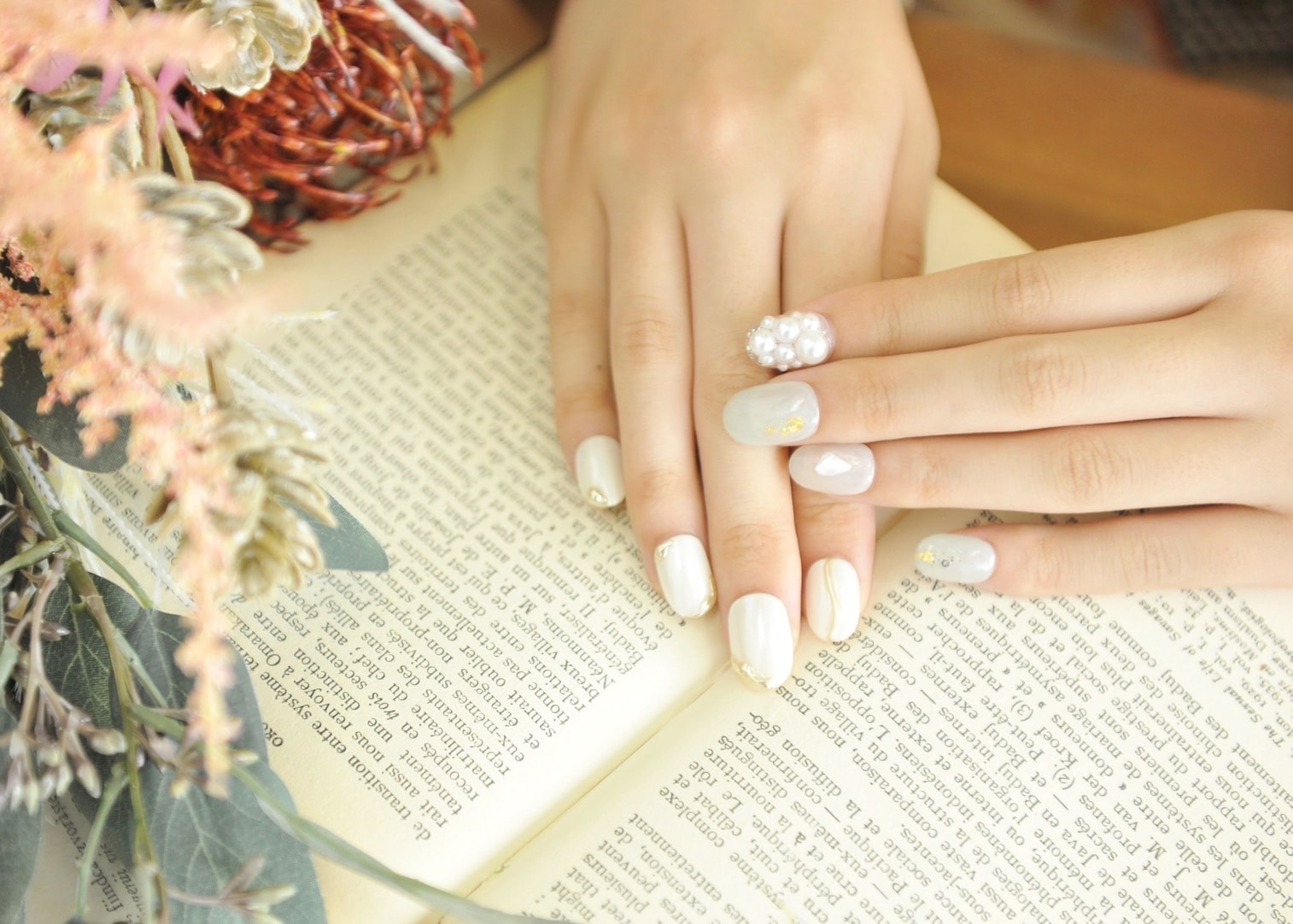 振袖を着た成人式ネイルの手元　パールがついた白色のネイルデザイン