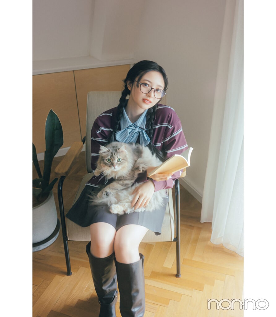 猫を膝に抱いた井上和