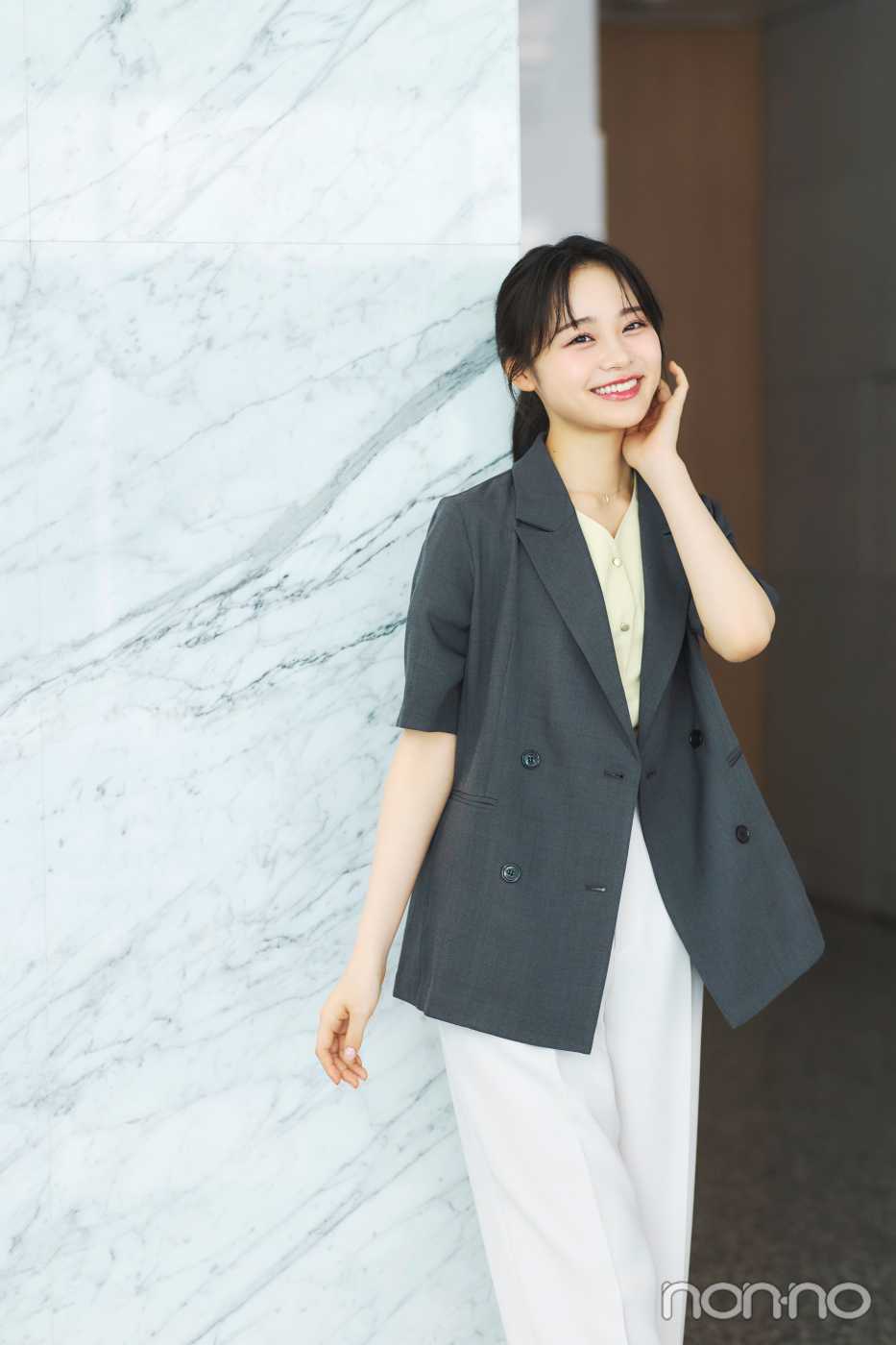 グレーの半袖ジャケットを着る林芽亜里