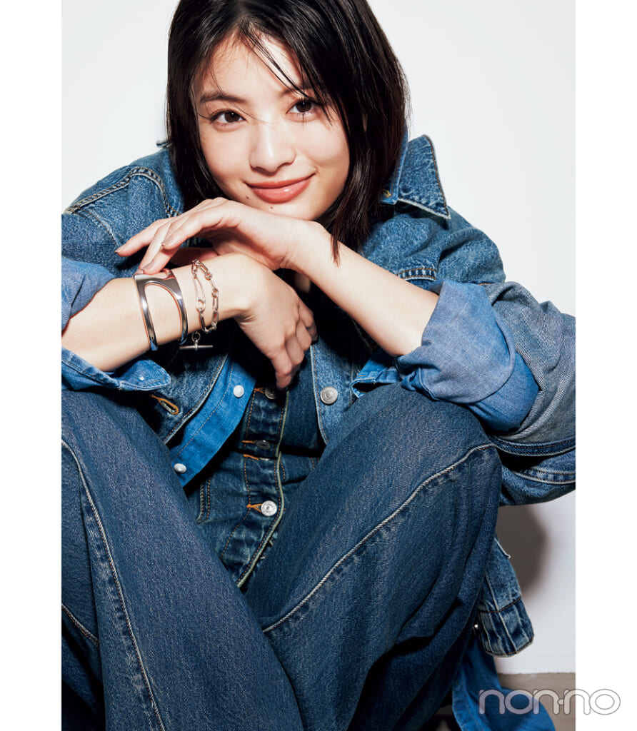 HERMÈS シェーヌ・ダンクル・パンクを着用した出口夏希