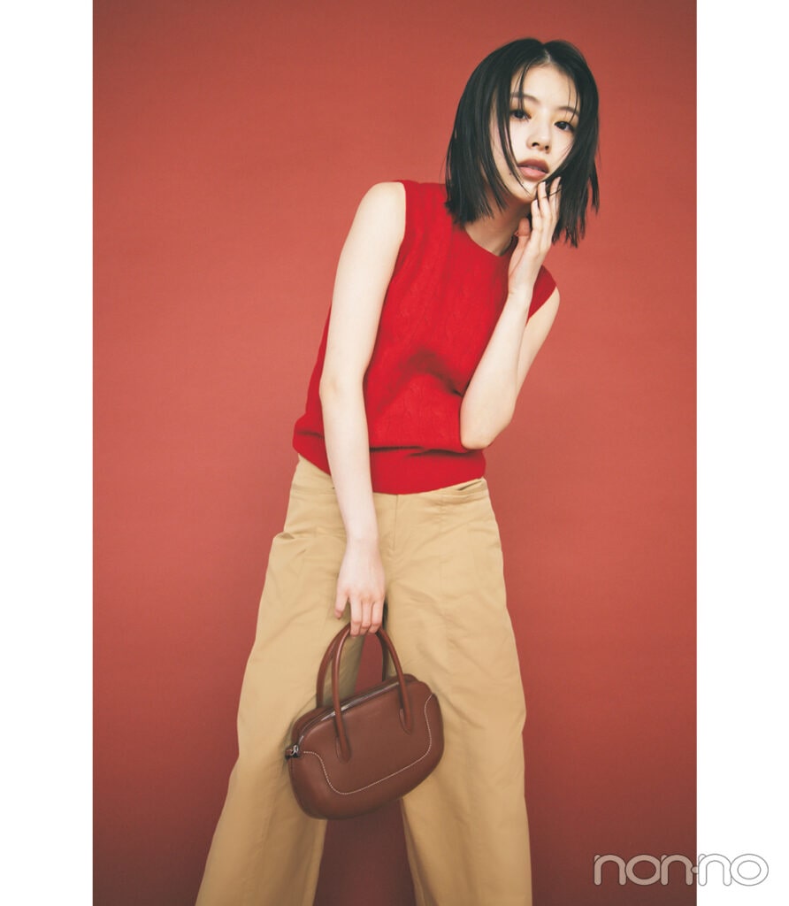 2025秋冬トレンドカラーのレッドコーデ