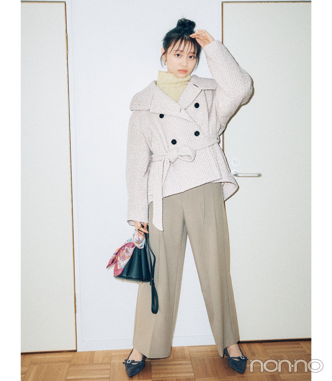 20代女性向けアウターブランド「COCO DEAL」のツイードジャコットを着た女性