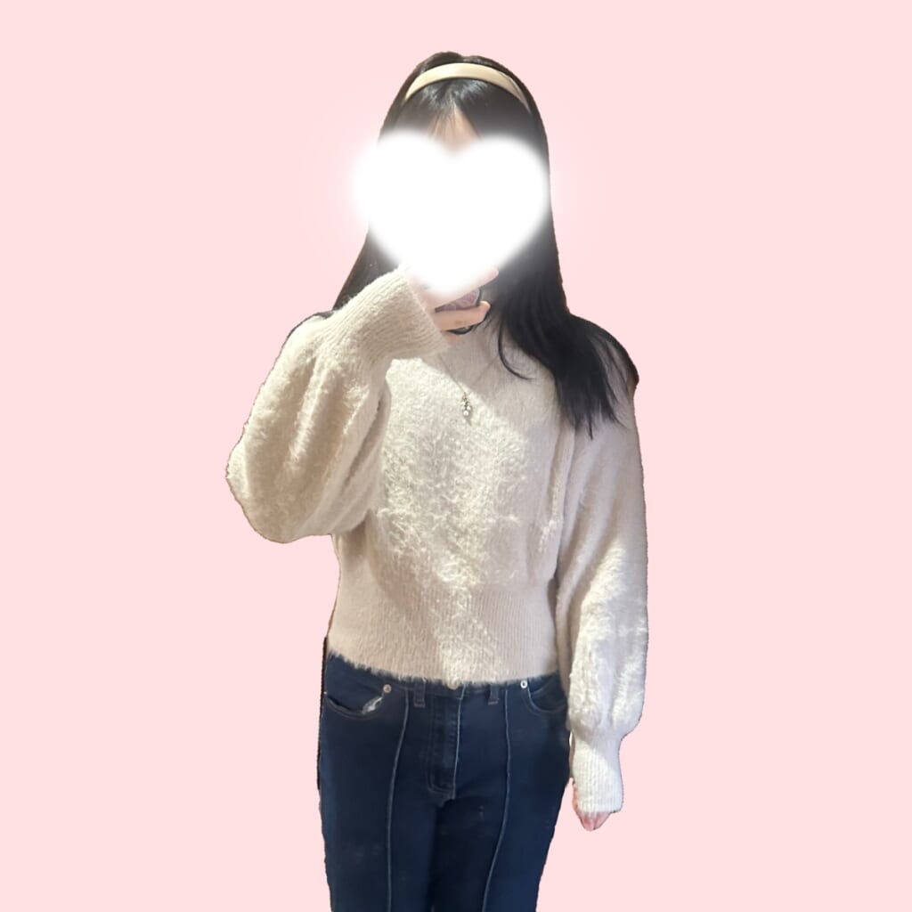 ベージュニット着用