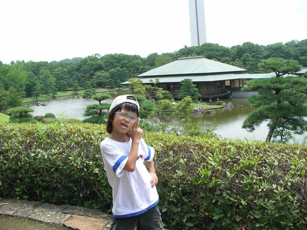 友野一希さんの日本庭園での幼少期の写真