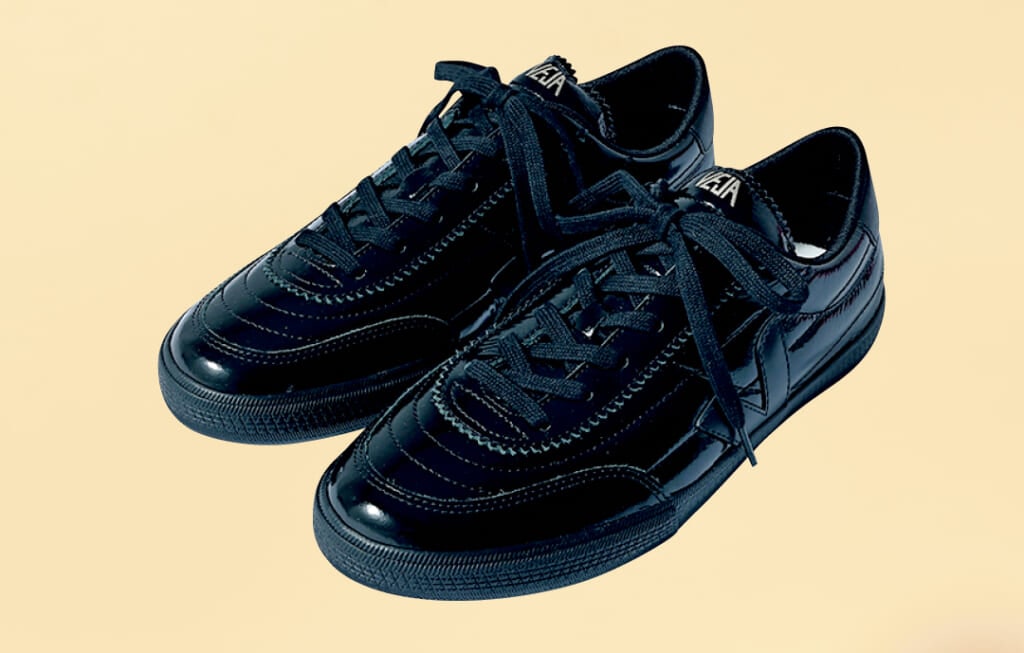 ヴェジャのディテールで魅せる黒スニーカー「PANENKA」