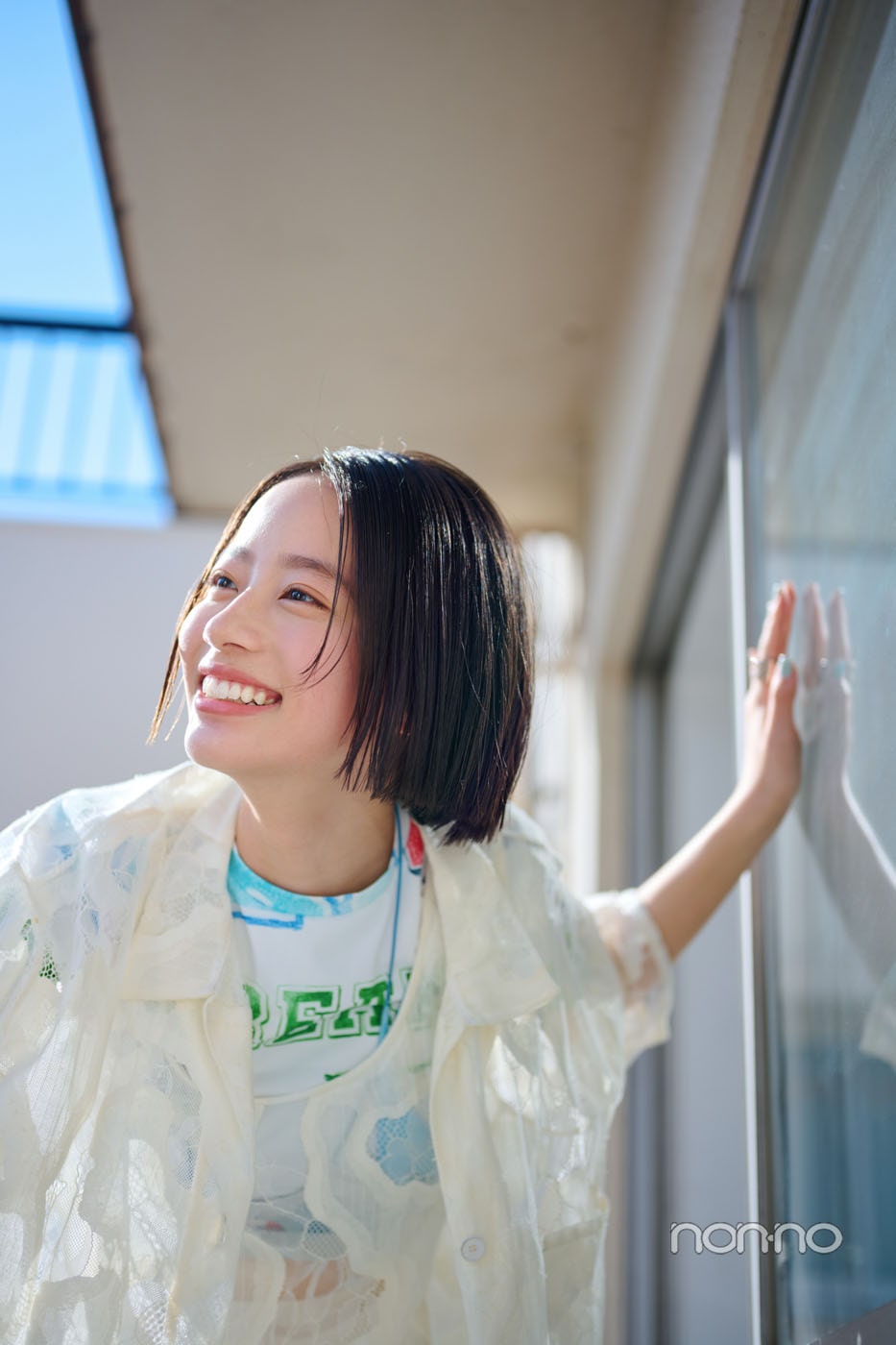 ベランダで青空の元笑顔の池端杏慈