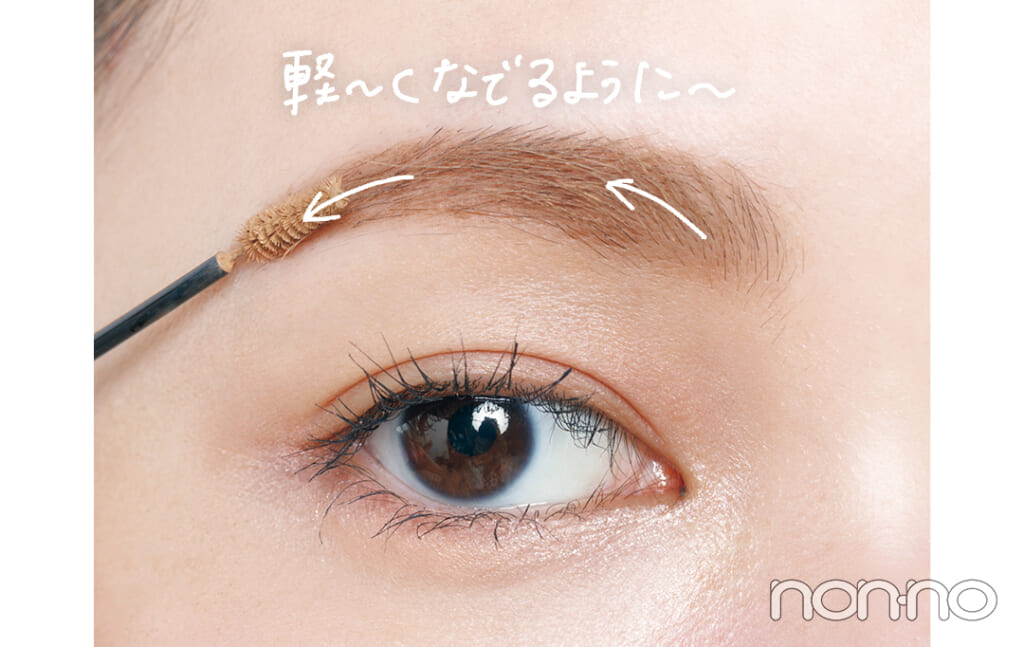 ナチュラル眉を書くプロセスカット
軽〜く撫でるように〜