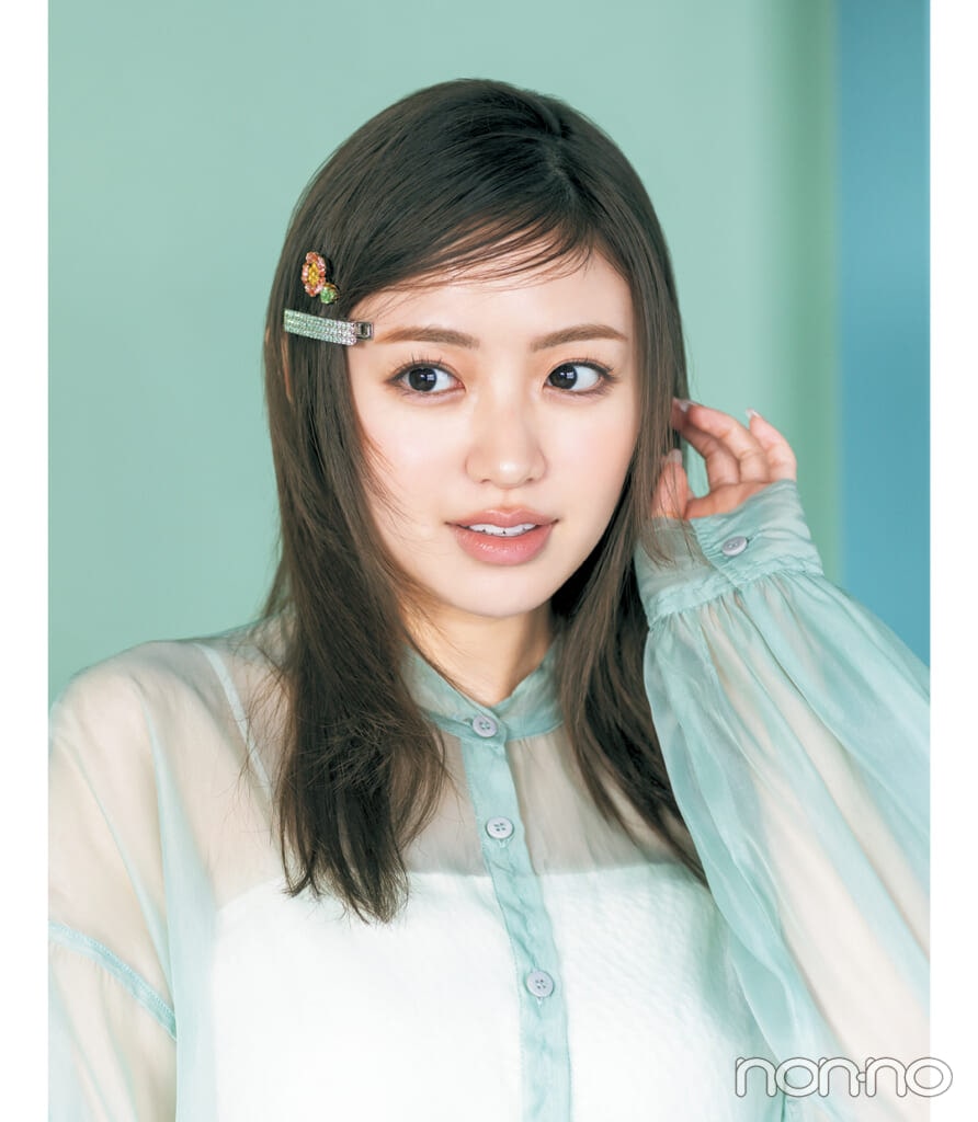 スタンドカラーに似合う髪型:キラキラピンのなでつけバングの香音