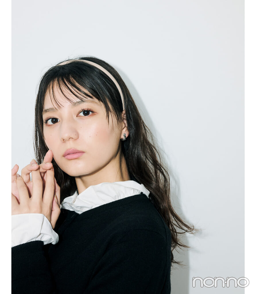 小坂菜緒と黒のニットカーディガン×ワンテク