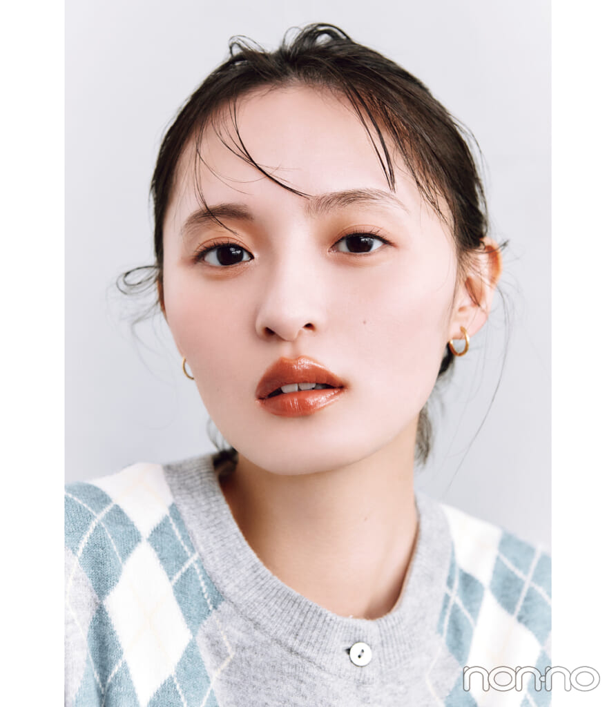 遠藤さくらのアーガイルパターンニットを着る日のブラウンツヤリップ