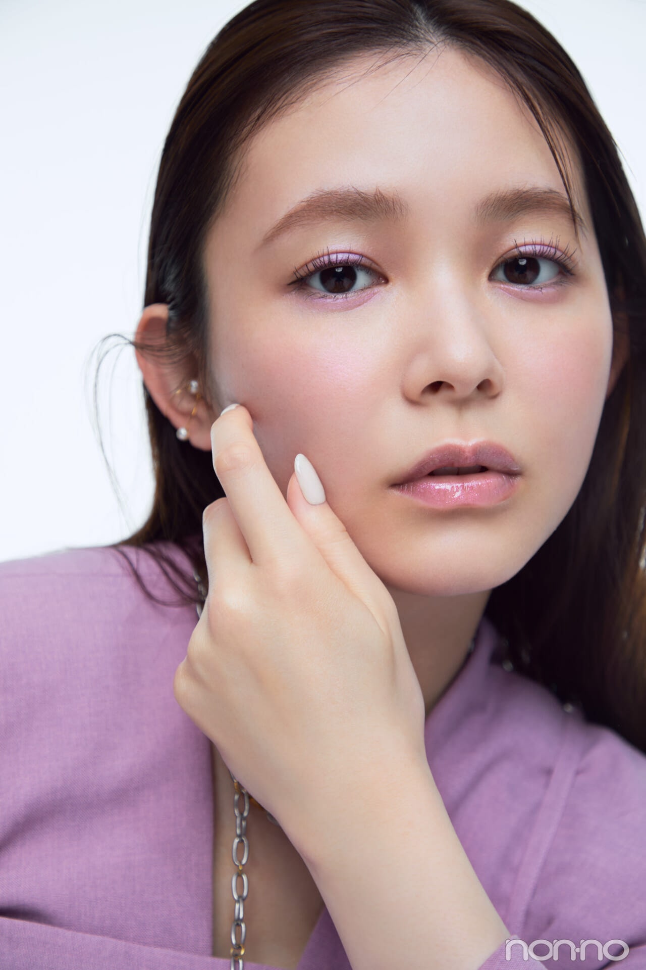 YSL「ラブシャイン グロスプランパー」をつけたモデル