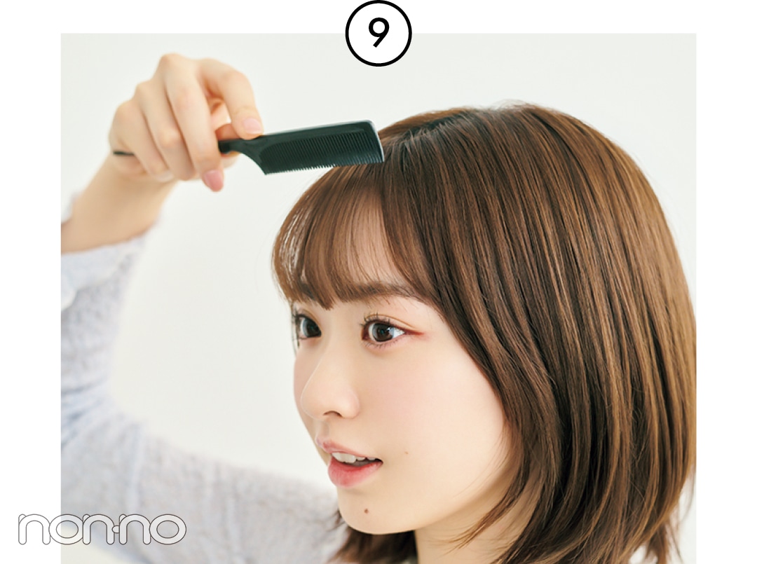 くしを前髪にあてている女性