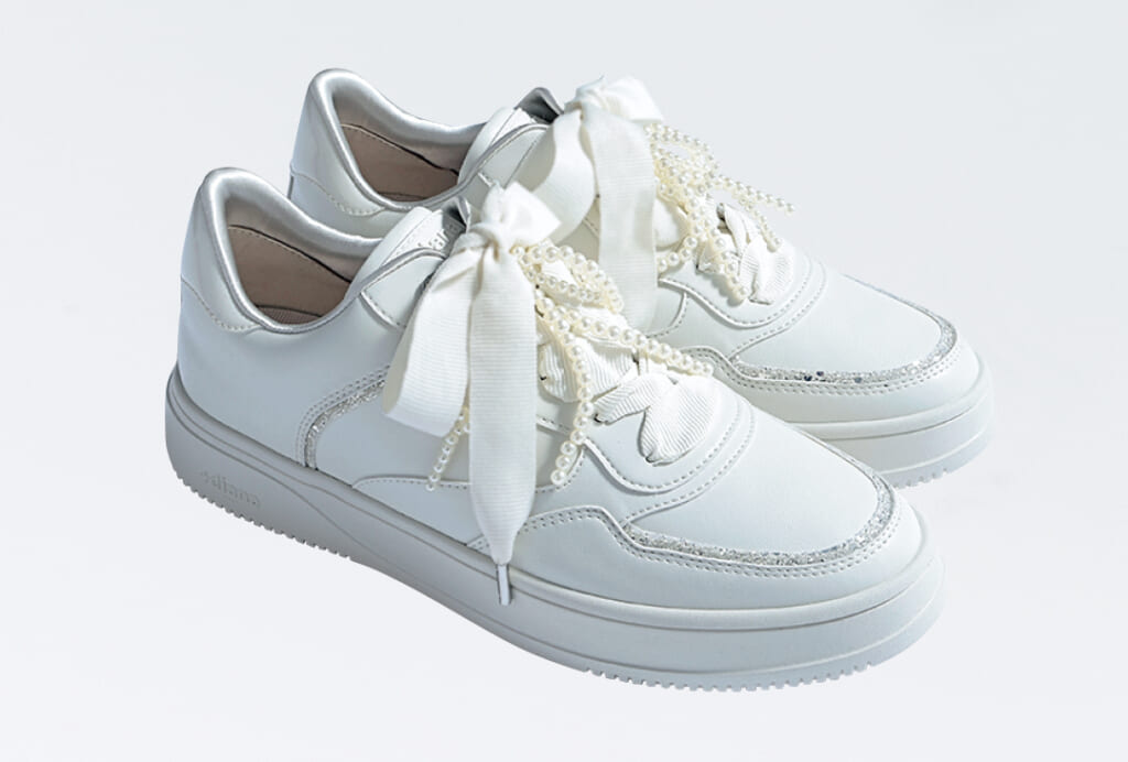 プラス ダイアナのディテールで魅せる白スニーカー「パールリボンシューアクセ付きスニーカー」
