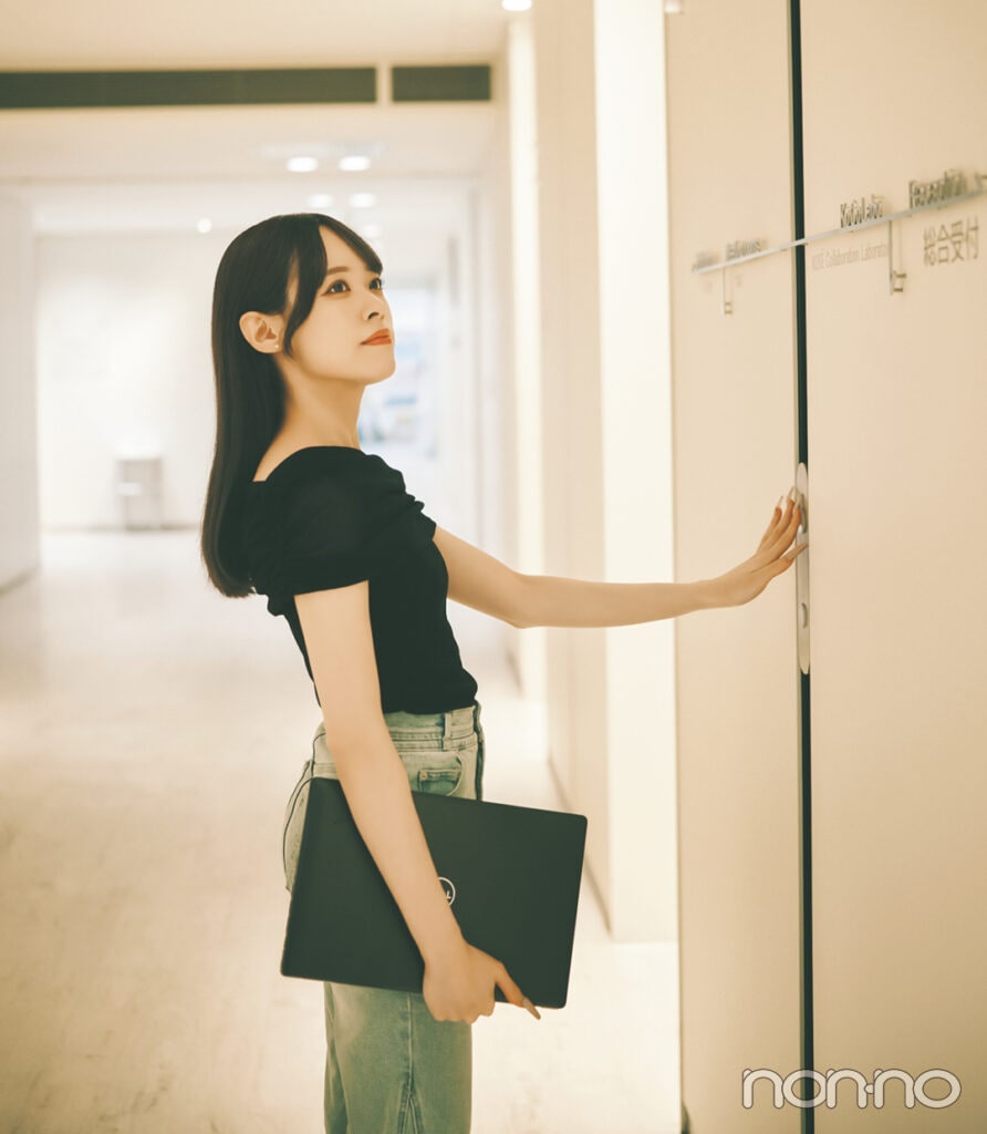 JILL STUART Beautyプロダクトプランナー清野あゆみさんのお仕事中の様子