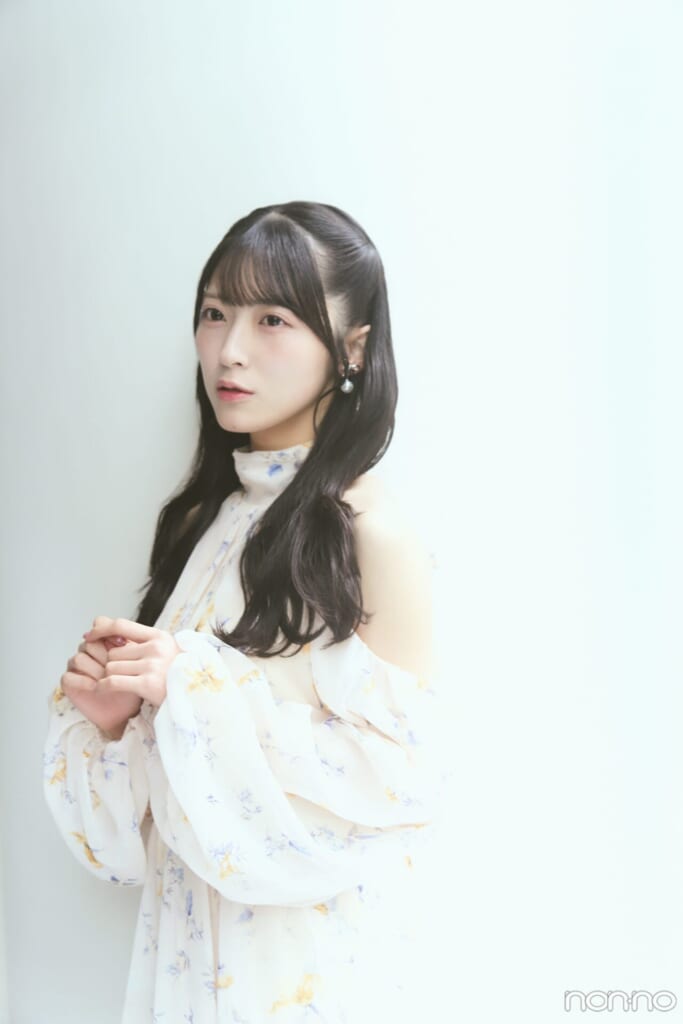 横を向いたAKB48佐藤綺星さん