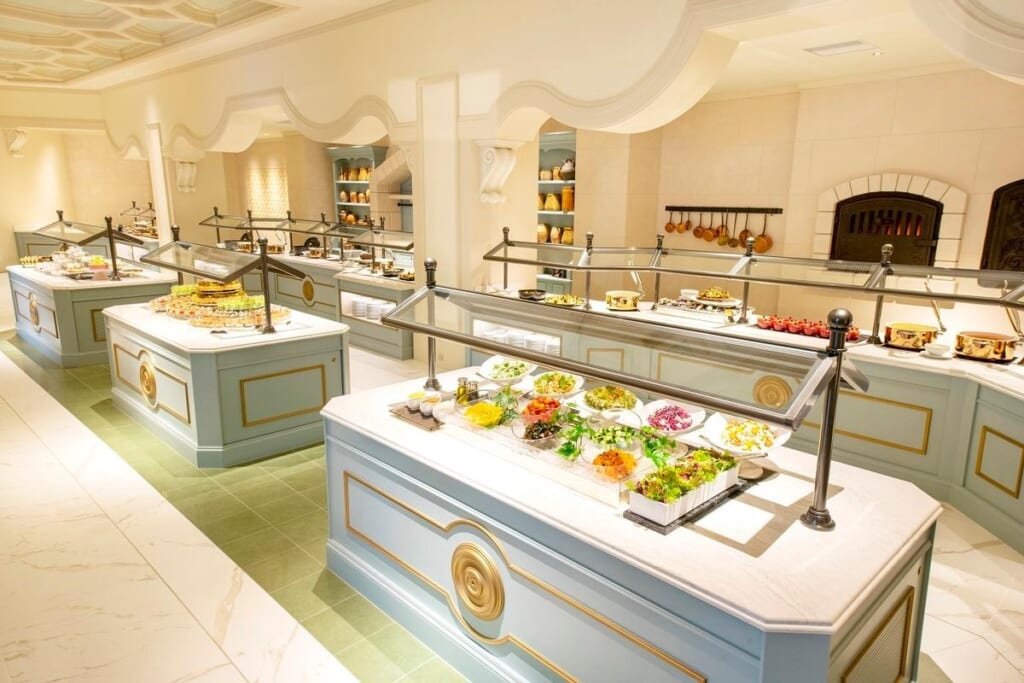 ブッフェスタイルのオールデイ・ダイニング「ファンタジースプリングス・レストラン」