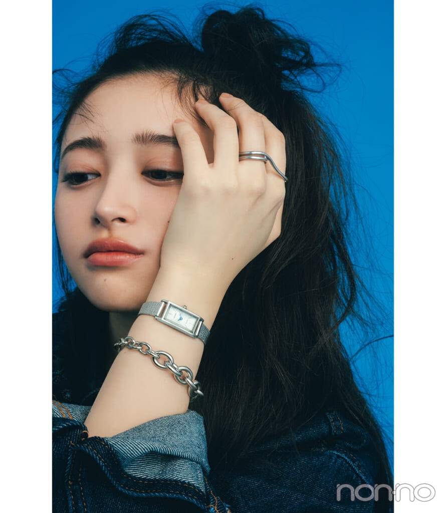 アクセサリーみたいにつけたいメッシュベルト腕時計をつけた井上和