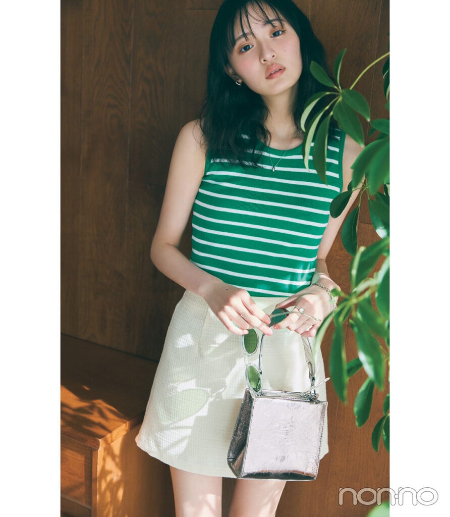 遠藤さくらの大学生の一週間コーデ、月曜日のミニスカスタイル
