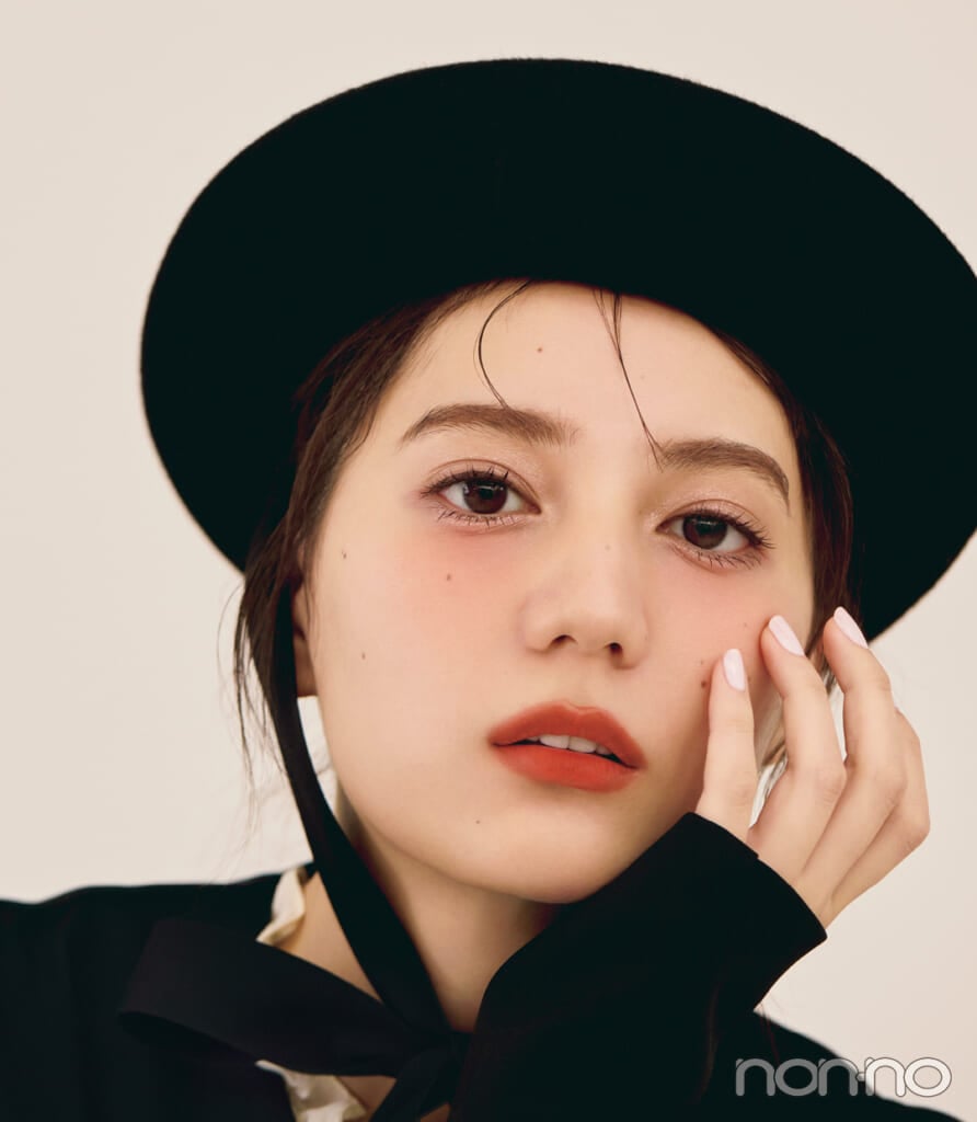 小坂菜緒が「ローマの休日」をイメージしたシネマヒロインメイクに挑戦したカット