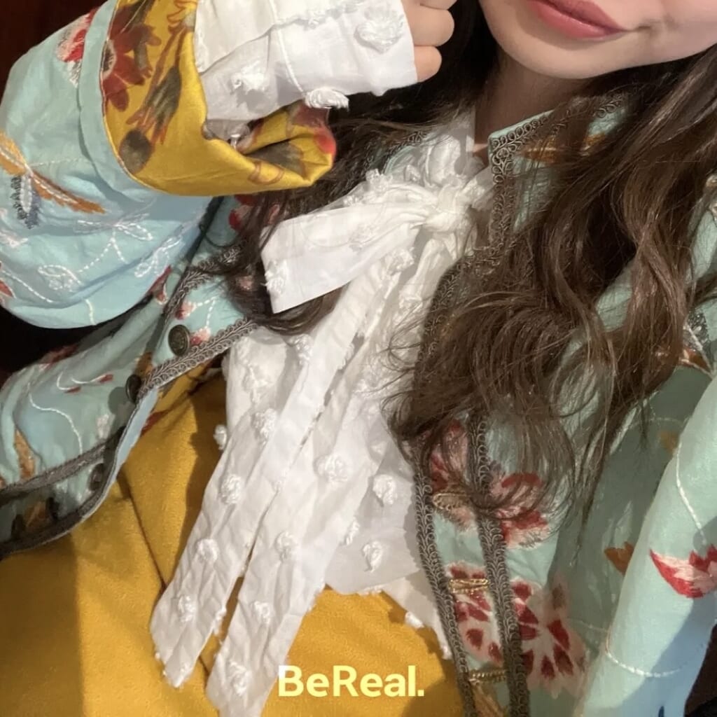 ボウタイブラウスとブレードジャケットの組み合わせ