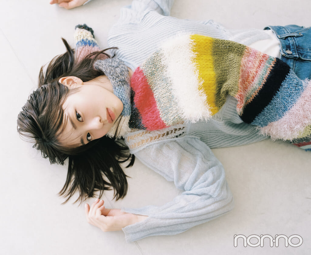 atoloのハンドメイドマフラーを巻いた菊地姫奈