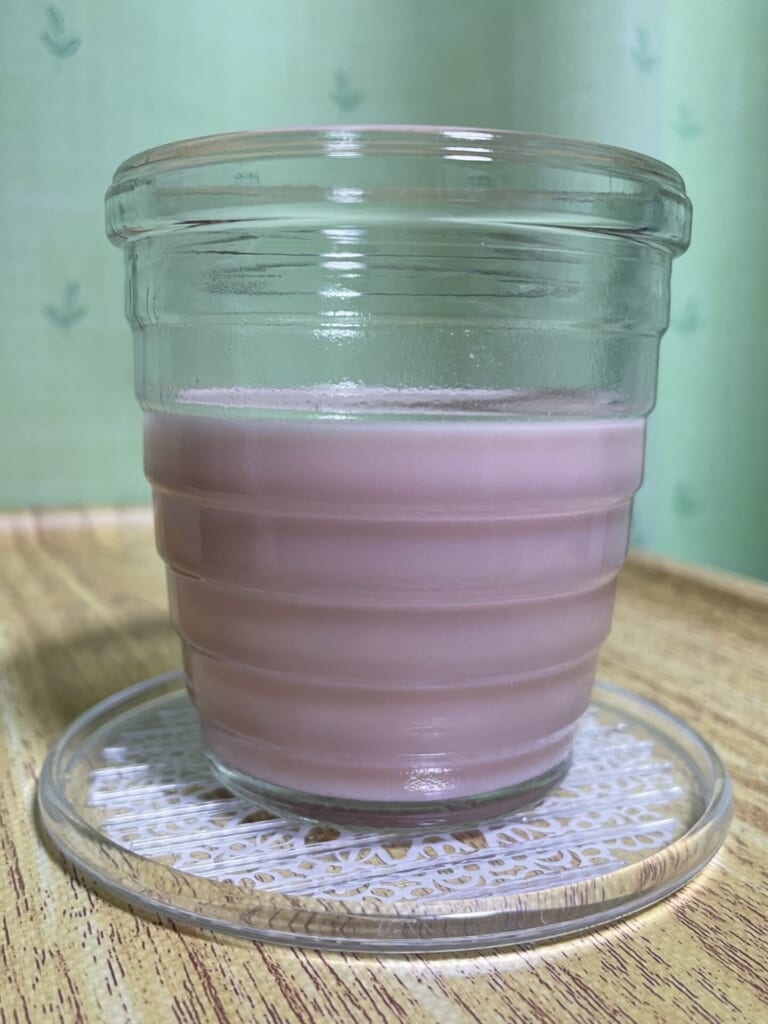 さくらラテがコップに入っている