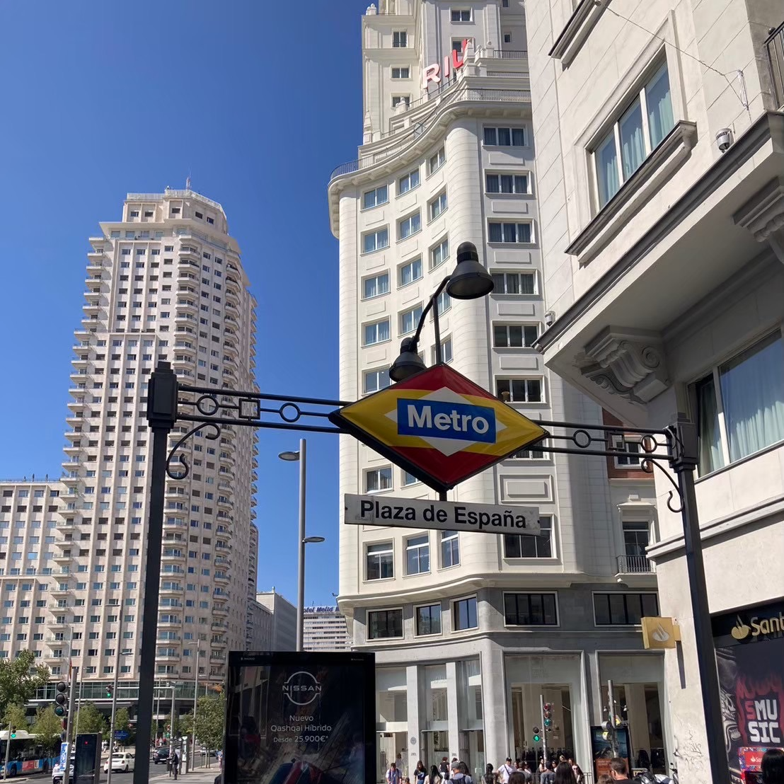 スペインのマドリードの地下鉄入口