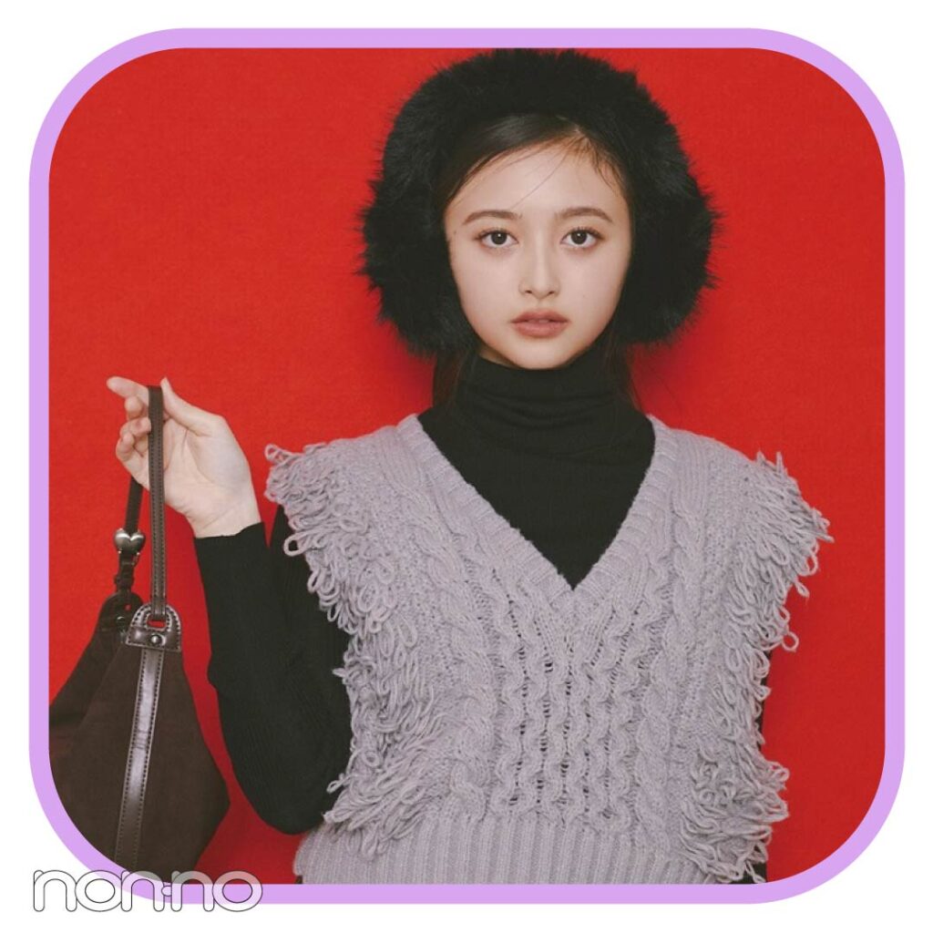井上和のループフリンジニットベストのコーデ