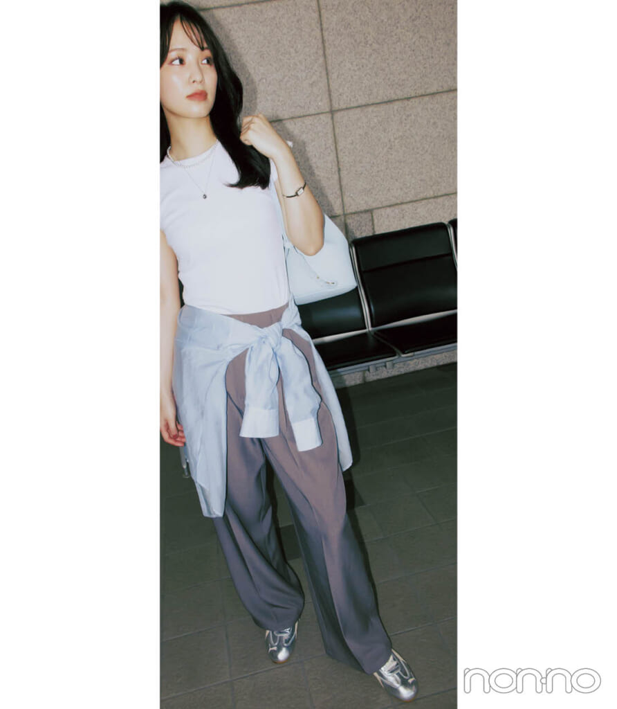白Tシャツの韓国コーデ シャツを腰巻き