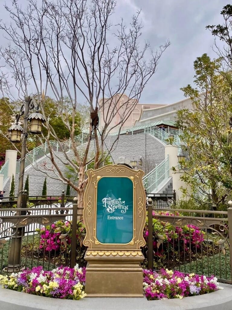 ベイサイド・ステーション側からメインエントランスへアクセスする場合の階段