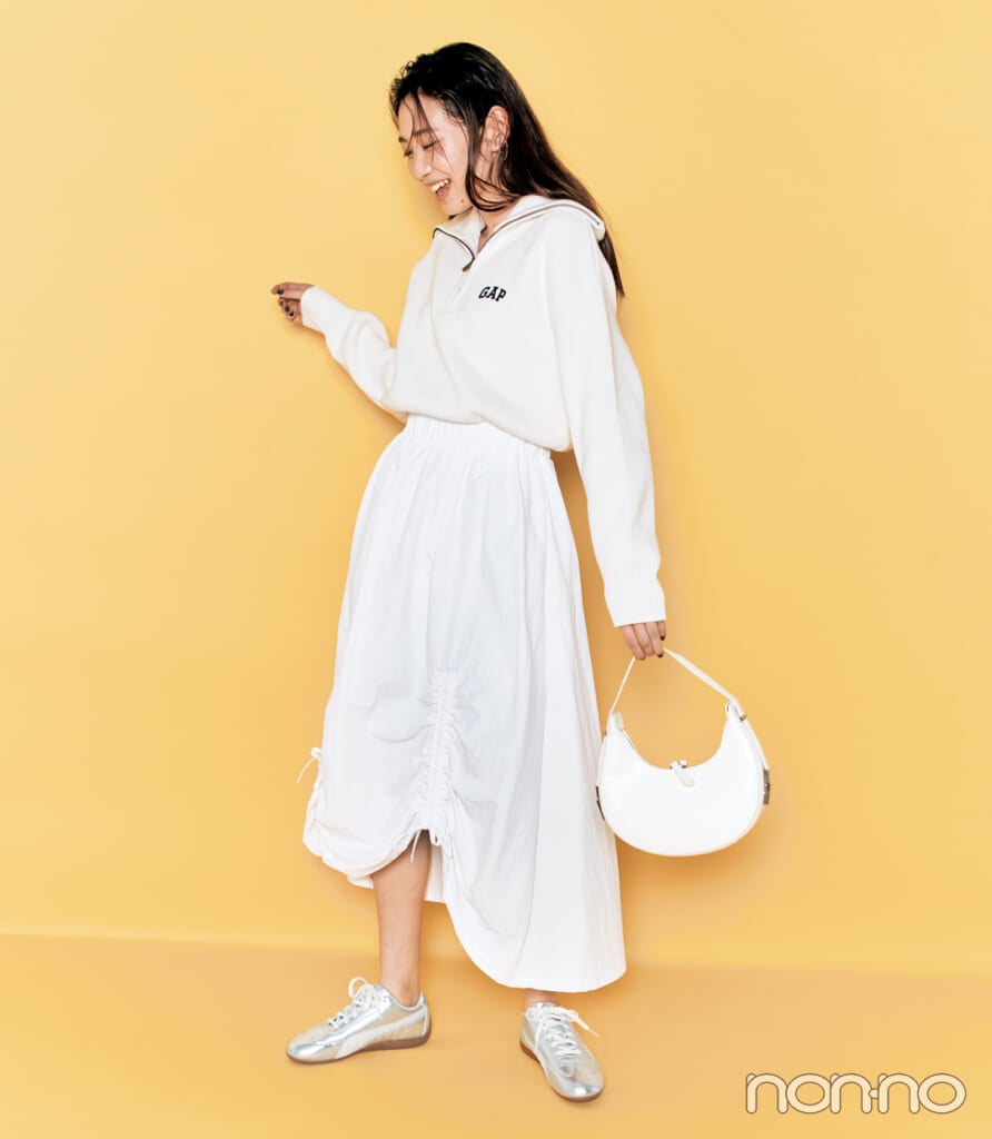 プーマのシルバースニーカー「SPEEDCAT」をはいた岡本夏美