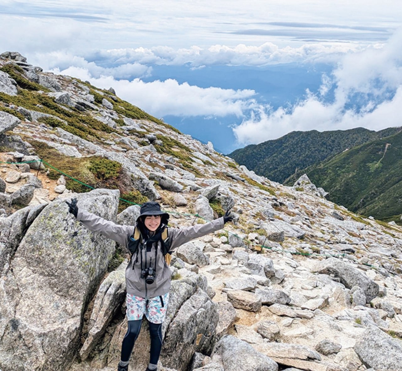 登山する華奈子さん