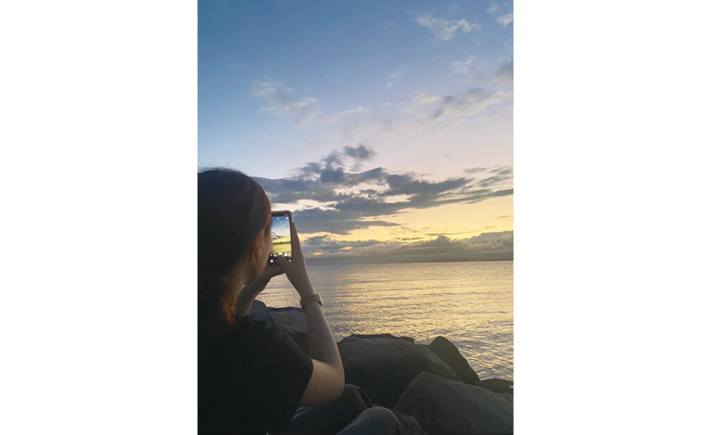 猛暑が緩む夕方に夕日と海をゆったり堪能（みっこさん・大学2年）