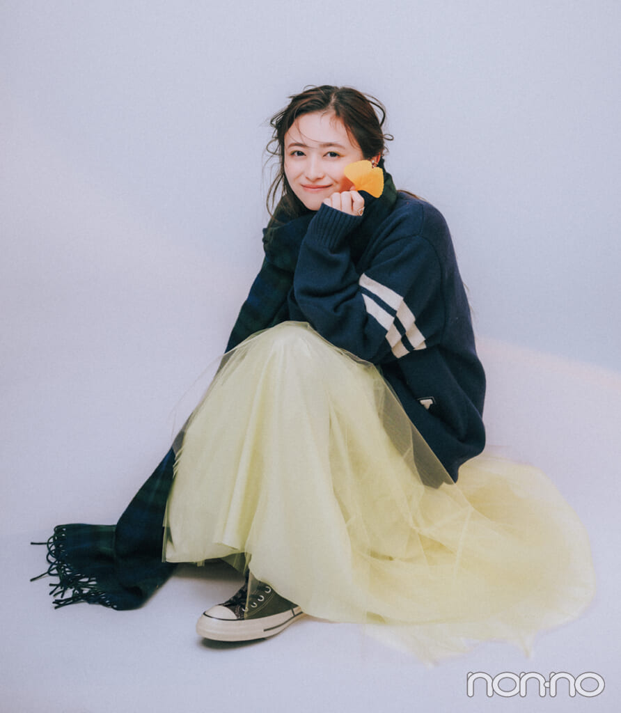 井上和の黄色×ネイビーの秋葉コーデ